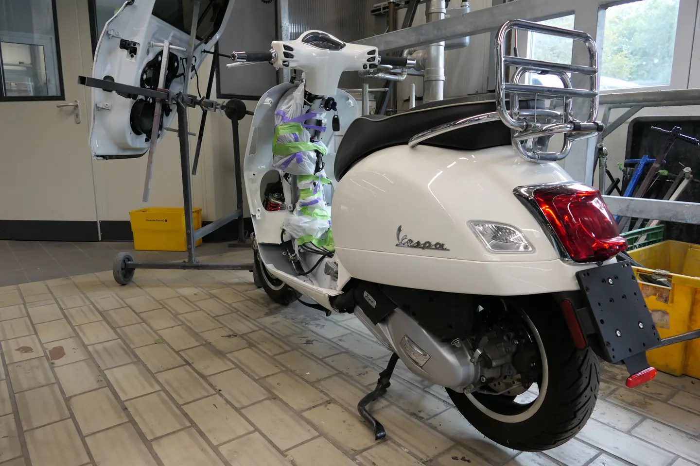 Impressionen Teildemontierter Roller,
 dessen Lackteile allesamt neu lackiert wurden