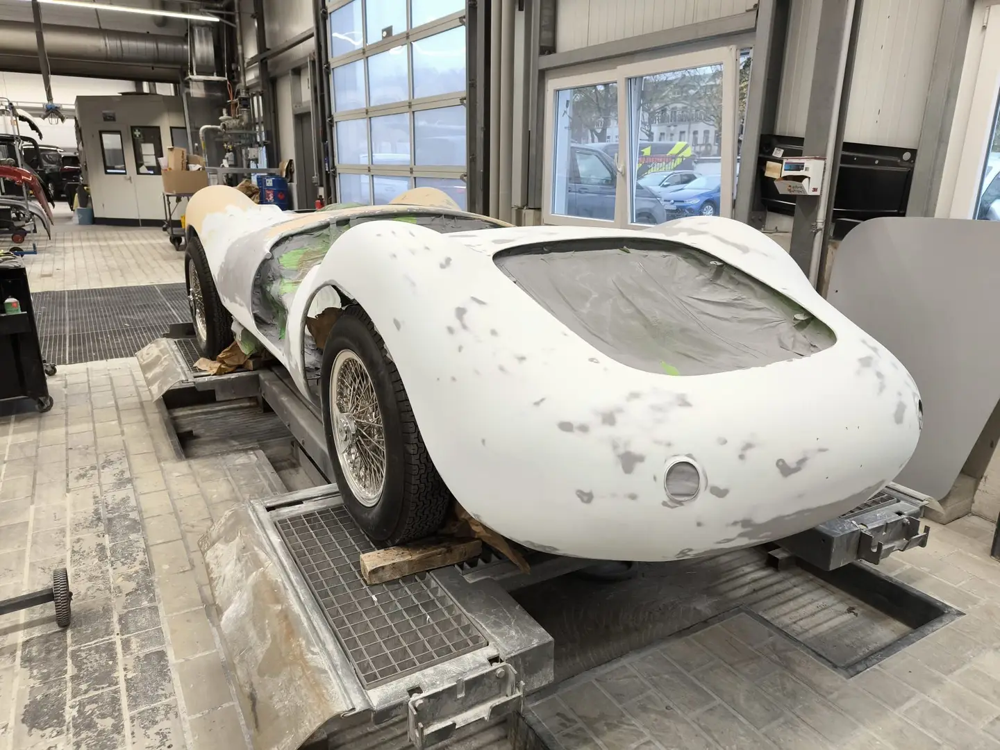 Specials Neuaufbau eines Maserati: Die Grundkarossierie gespachtelt/gefüllert, Heckansicht