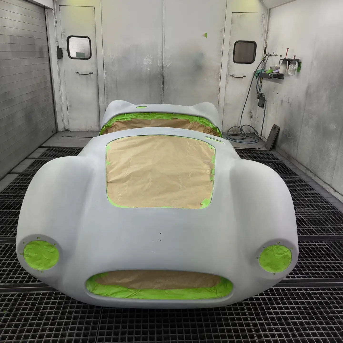 Specials Neuaufbau eines Maserati: In der Lackierkabine, abgeklebt